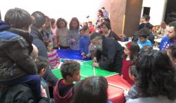 Κατασκευή χαρταετού από παιδιά και γονείς στην Αγ. Βαρβάρα