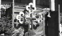 Ανύψωση του σταυρού του τρούλου με το ρωσικό τυπικό